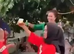 Sekelompok emak-emak berjilbab minta maaf setelah video pesta bir viral