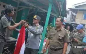 Satpol PP Kota Tangerang bagikan Puluhan bendera di  kawasan Pemukiman di Kota Tangerang