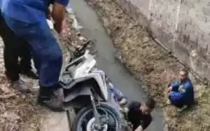 BPBD Kota Tangerang berhasil evakuasi pengendara sepeda motor dari kedalam 3 Meter