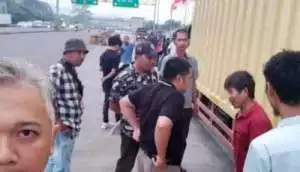 Piket Mako Polsek Ciawi Menindaklanjuti adanya Penghentian paksa mobil BOX di Pintu Tol Ciawi arah Jakarta