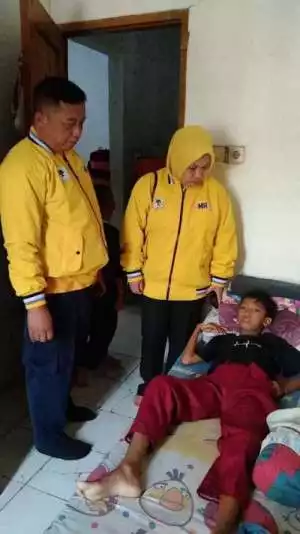 Kader Golkar Dapil Satu, Fransiska Prayudi Didampingi Ketua Lembaga Garuda Sakti DPD Sukabumi, Pupung Puryanto Membantu Biaya Operasi Alvian