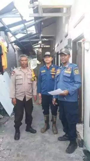 Polsek Ciomas Cek Lokasi TKP Peristiwa Kebocoran Tabung Gas 12 KG. Mengakibatkan Adanya Korban Ledakan Gas