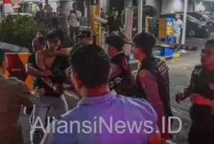 7 Mahasiswa ditangkap ,Demonstrasi Mahasiswa jilid III di Polres Metro Tangerang Kota berlangsung hingga larut malam
