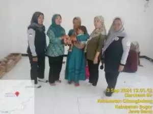PKK Desa Ciaruten Ilir memberikan Berupa Telor untuk pencegahan stunting
