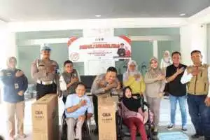 Kapolres Bogor Dalam Rangka Silahturahmi Kamtibmas Dan Cooling System Memberikan Bantuan Kepada Penyandang Disabilitas