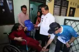 Dr. Nurdin serahkan bantuan kursi roda renovasi rumah untuk korban kebakaran.