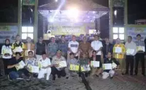 Bayar Pajak 24 Ribu Pertahun, Pedagang Mie Dan Kopi Ini Dihadiahi Umroh Oleh Bupati Sukabumi Drs.H.Marwan Hamami, MM