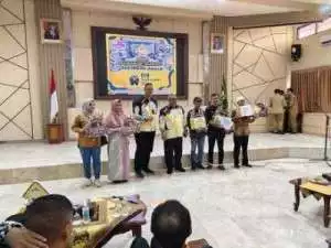 Bayar Pajak 24 Ribu Pertahun, Pedagang Mie Dan Kopi Ini Dihadiahi Umroh Oleh Bupati Sukabumi Drs.H.Marwan Hamami, MM
