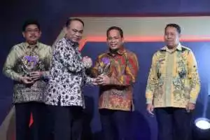MenKominfo Budi Arie Setiadi berikan penghargaan program  kolaborasi berbasis teknologi kepada Pj Walikota Tangerang
