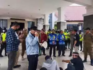 Ratusan Masyarakat Desa Darat Bersama Ormas SPM Sumsel, Datangi Kantor Bupati OKI.