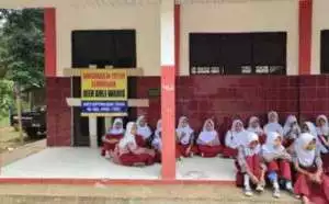 SDN Senangsari Pandeglang di Segel Ahli Waris, Kegiatan Belajar di Teras Sekolah