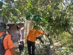 Bhabinkamtibmas Desa Tajur Wilayah Hukum Polsek Citeureup Bersama Instansi Terkait Giat Cooling System Dengan Aksi Peduli Renovasi Rumah Warga Yang Membutuhkan