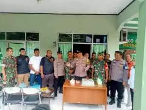 Kapolsek Nanggung Dan Jajarannya Berikan Kejutan Ke Danramil O621 DI HUt TNI KE 79