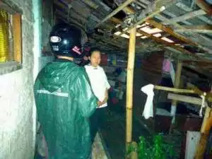Polsek Cibungbulang Bersama Instansi Terkait Cek Lokasi Tkp Akibat Musibah Bencana Alam Curah Hujan Lebat Menimpa Atap Rumah Warga Rusak Berat