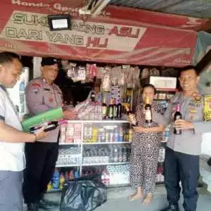 Polsek Rumpin Gelar Operasi Miras Puluhan Botol Miras Ilegal Di Amankan