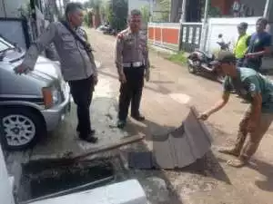 Polsek Cibinong Dan Unit  SAR Reskrim Polres Bogor Tindak Lanjuti Video Berita Viral Adanya Aksi Tawuran Simpang PDAM Cibinong Akibatkan 2 Orang Korban.