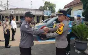 Kapolsek Caringin Berikan Reward Kepada Anggotanya Yang Memiliki Kinerja Baik.