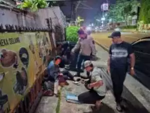Polresta Bogor Kota mengamankan puluhan botol miras yg disita pada saat razia miras di wilayah kota Bogor.