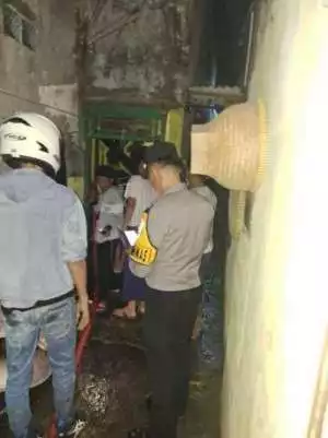 Polsek Ciawi Bersama Instansi Terkait Tangani Kejadian Kebakaran Rumah Warga Di Desa Cibedug Kecamatan Ciawi Kabupaten Bogor.