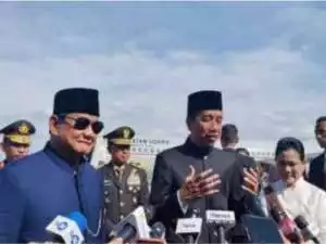 Jokowi dan Iriana saat tiba di Halim untuk pulang ke Solo.