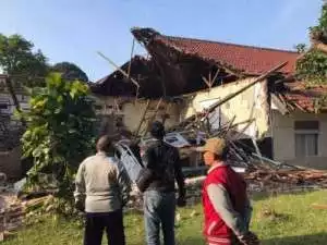 Polsek Ciawi Bersama Instansi Terkait Cek Lokasi TKP Adanya Gedung Roboh, Gedung Kelas A Komplek Tirta BBPMKP Kecamatan Ciawi KAB Bogor.
