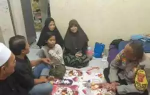 Kapolsek Cibungbulang Bersama Anggota Polsek Berikan Trauma Healing Kepada Keluarga Korban Perampokan Cimayang Bogor.