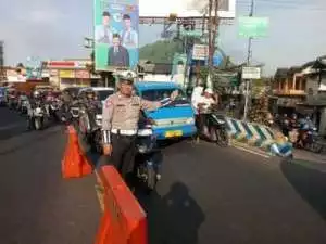 Anggota Wilayah Hukum Polsek Ciampea Giat COOLING Sistem Laksanakan Kegiatan Pengaturan lalu-lintas Cipta Kondisi Dalam Rangka Pilkada Serentak Mantap Praja 2024.