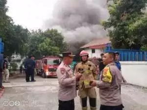Polsek Cibinong Bersama Instansi Terkait Cek Lokasi TKP Kebakaran Pabrik PT Hiqual Motorindo Indonesia.