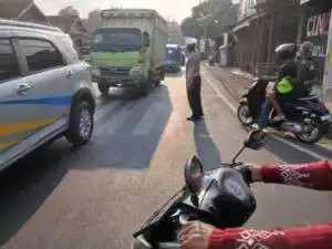 Anggota Polsek Ciampea Giat COOLING Sistem, Laksanakan Kegiatan Pengaturan lalu-lintas Cipta Kondisi Agar Aman Tertib dan Kondusif Bagi Pengguna Jalan Raya Serta Mendukung Pilkada Serentak Mantap Praja 2024.