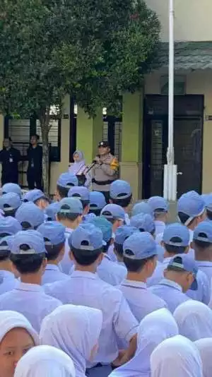 Bhabinkamtibmas Wilayah Hukum Polsek Ciawi Giat Cooling Sistem Menjadi Pembina Upacara Di Sekolah SMK Amaliah Ciaw Beri Pesan Moral Dan Ajak Jaga Kamtibmas Hindari Aksi Bullying Dan Akai Tawuran Juga Hindari Narkoba.