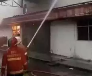 Petugas Gabungan Kota Tangerang Berjibaku Padamkan Kebakaran Pabrik di Karawaci 