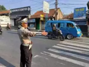 Anggota Wilayah Hukum Polsek Ciampea Giat COOLING Sisten Laksanakan Kegiatan Pengaturan lalulintas Melayani Warga Masyarakat Pengguna Jalan Raya.