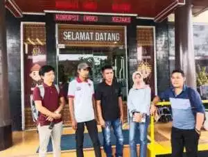 Perangkat Desa bersama Anggota BPD Laporkan Mantan Kades Kijang Ulu Ke Kejari OKI Terkait Aset Desa.