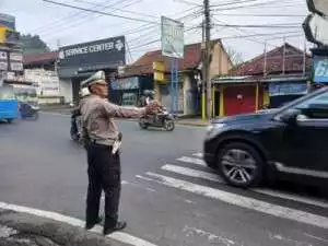 Anggota Wilayah Hukum Polsek Ciampea Giat Gatur Lalin Ciptakan Rasa Aman Bagi Pengguna Jalan Raya.