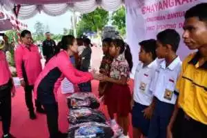 Kunjungan Ketua Umum Bhayangkari Ny. Juliati Sigit Prabowo ke Polres Kupang, Berikan Bantuan Kemanusiaan.
