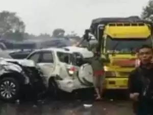 Kapolres Purwakarta sebut petugas sempat kesulitan evakuasi korban kecelakaan.