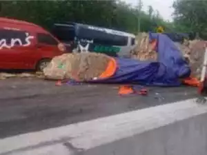 Terjadinya Kecelakaan Beruntun di Tol Cipularang KM92 Libatkan Sejumlah Kendaraan.