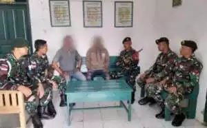 Pembinaan Teritorial Secara Humanis, Warga Serahkan Senjata ke Satgas Pamtas Yonarmed 11 Kostrad.