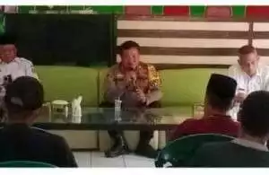 Bhabinkamtibmas Wilayah Hukum Polsek Rumpin Giat Cooling Sistem Sambangi Warga Sampaikan Pesan Kamtibmas Dan Ajak Jaga Kondusifitas Pilkada Serentak 2024 Yang Masih Berjalan.