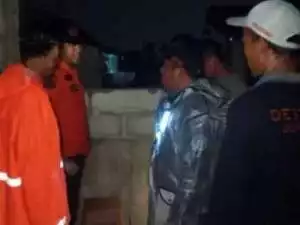 Dramaga Bogor 6 Rumah Rusak Diterjang Angin Kencang dan Longsor.