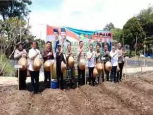 Kapolresta Bogor Kota bersama forkopimda Dukung melakukan penanaman pohon jagung di Mulyaharja.