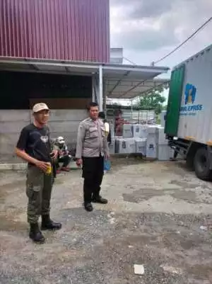 Polsek Citeureup Bersama Instansi Terkait Lakukan Kegiatan Penerimaan Logistik Pilkada 2024 Berupa Kotak Suara Dan Surat Suara Ke PPK Kecamatan Citeureup