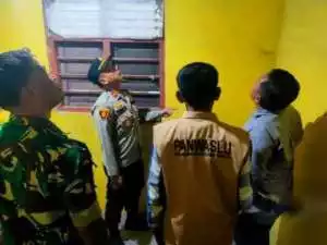 Pastikan Logistik Pilkada Aman, Kapolsek Semendawai Suku III Bersama Danramil Cek Kesiapan Gudang Logistik PPK Semendawai Suku III