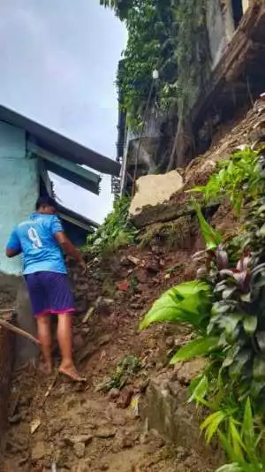 Terjadi Tanah Longsor mengakibatkan Rusak Rumah di Leuwiliang Bogor, Warga Mengungsi.