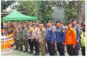 Polsek Gunung Putri Bersama Forkopincam Dan Secholder Lainnya Laksanakan Giat Apel Kesiapsiagaan Antisipasi Musim Hujan Dan Menyambut Pilkada Tahun 2024 Desa Bojong Kulur.