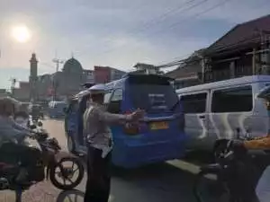 Anggota Wilayah Hukum Polsek Ciampea Giat Gatur Lalin Ciptakan Rasa Aman Bagi Pengguna Jalan Raya.