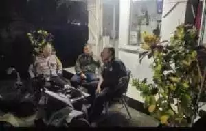 Bhabinkamtibmas Polsek CSR Polres Bogor cek pos kamling sampaikan pesan.
