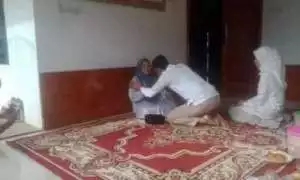 Calon Wakil Bupati, Jaro Ade Lakukan Tradisi Sungkem Sebelum Mencoblos di Pilkada Kabupaten Bogor.