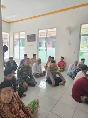 Polsek Jasinga Bersama Satkelholder Terkait Lainnya Bantu Penanganan Dimana Adanya Anggota PPS TPS 03 Kampung Nanggeleng RT 02 RW 03, Desa Pangaur Kecamatan Jasinga Kabupaten Bogor Meninggal Dunia Sewaktu Mau Berangkat Ke TPS.