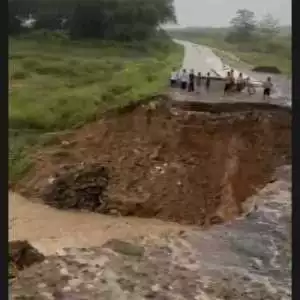 Jalan Akses Puncak ll Bogor Terputus.